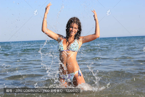 海灘上迷人的女孩