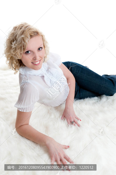 穿白襯衫和牛仔褲的女人