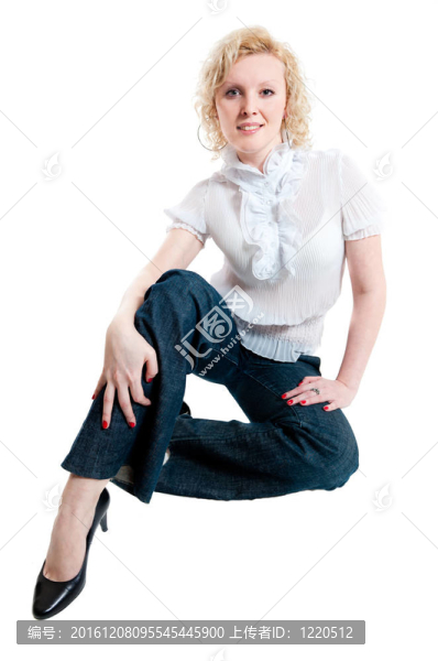 穿白襯衫和牛仔褲的女人