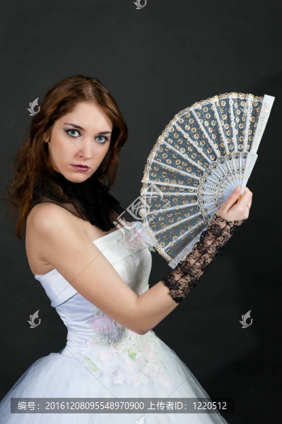 穿著白色連衣裙的女孩