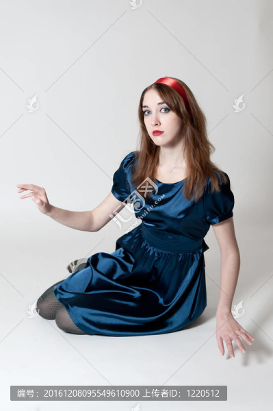 穿藍(lán)色連衣裙的女孩