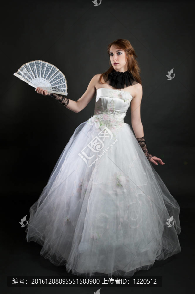 穿著白色連衣裙的女孩