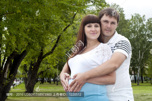 夫妻結(jié)合；擁抱；孕婦