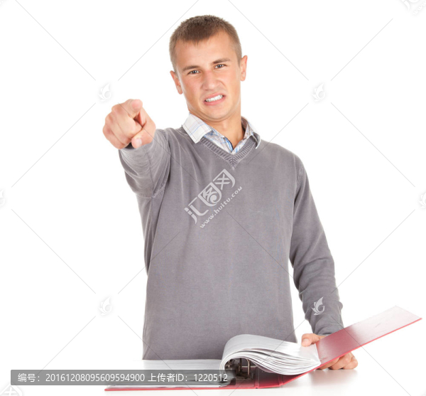 憤怒的年輕男性學(xué)生檔案裝訂指向你