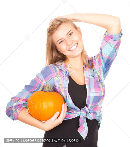 微笑的女孩與大橙色南瓜；白色背景