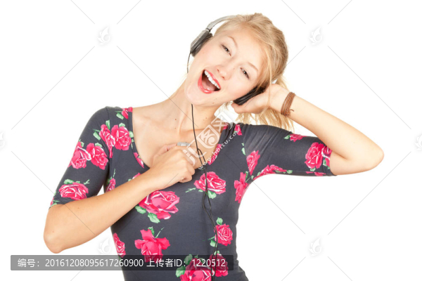 年輕女性在耳機中聆聽音樂的背景