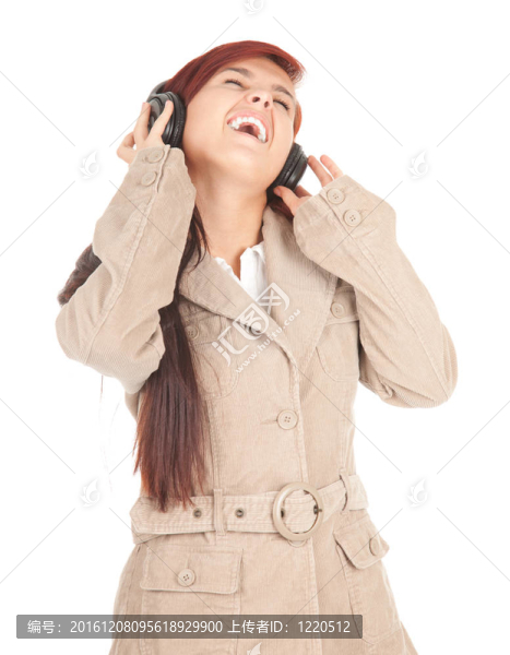 年輕女性在耳機(jī)中聆聽音樂的背景