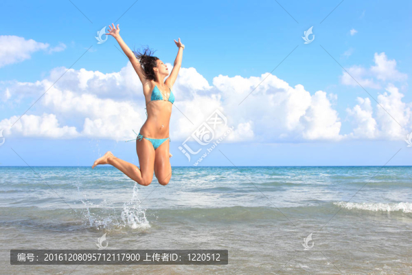 海灘上迷人的女孩