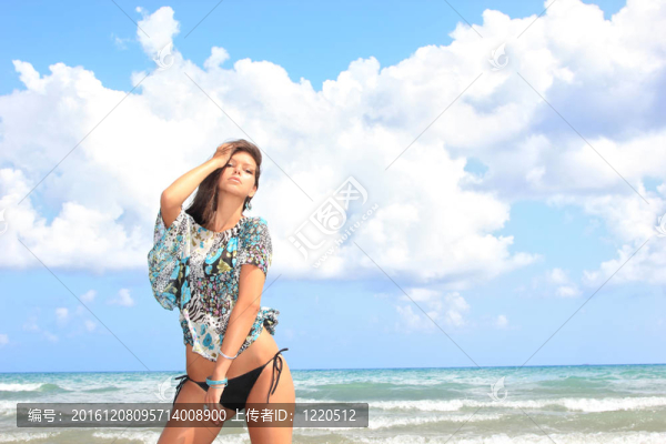 在海灘上放松的女人