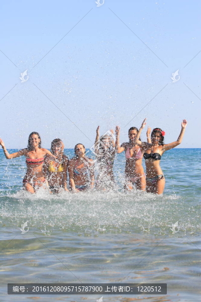 海灘上迷人的女孩