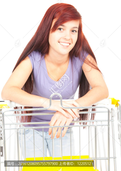 年輕漂亮的女人與購物車；白色背景