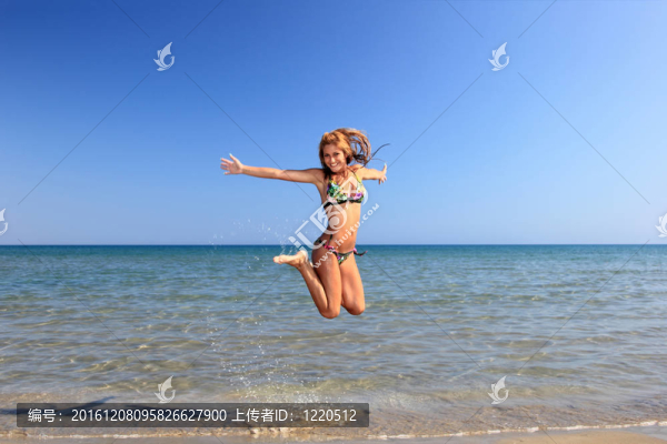 海灘上迷人的女孩