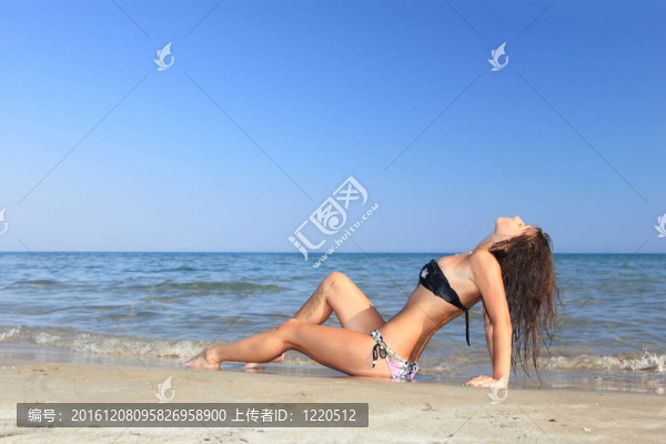海灘上迷人的女孩
