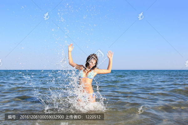 海灘上迷人的女孩