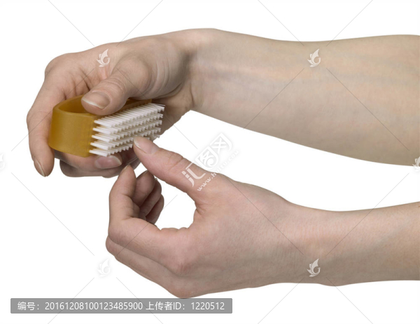 用洗滌清洗指甲