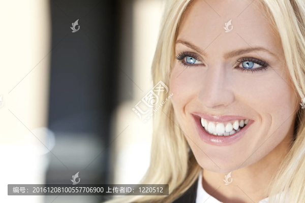 美麗的金發(fā)碧眼女人的肖像