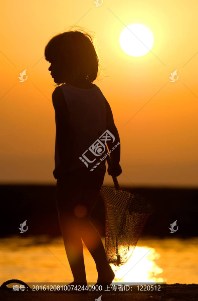 夕陽下的漁家姑娘