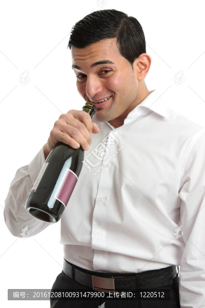 酒精濫用男子喝酒瓶