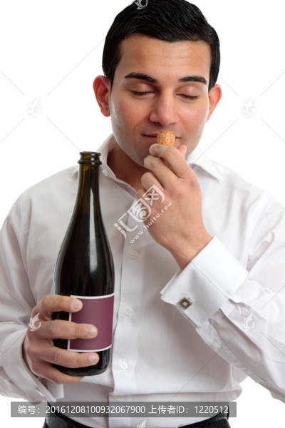 男子嗅酒木塞