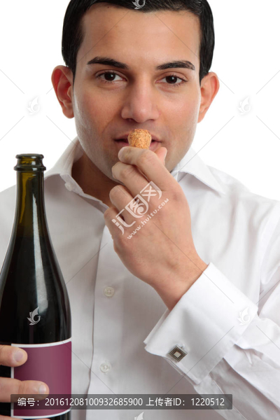 男子或葡萄酒管家嗅葡萄酒軟木