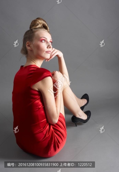 性感苗條女子穿著紅色連衣裙