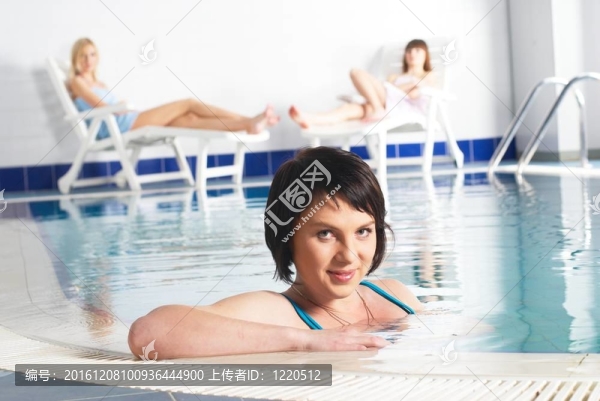 泳池附近的年輕女子