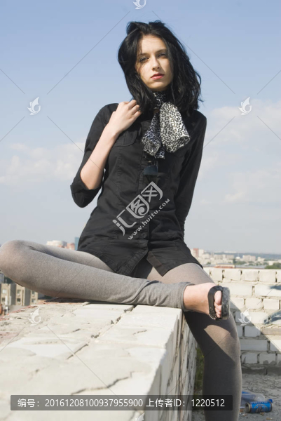屋頂上的年輕女人