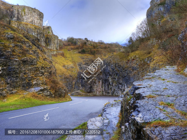 彎曲的道路曲折的山路陡峭通過垂直邊和美麗的風(fēng)景