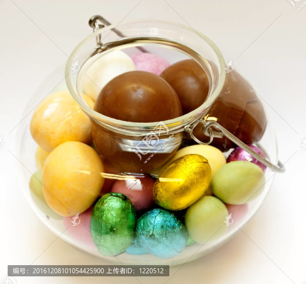 彩色復(fù)活節(jié)彩蛋巧克力在一個(gè)玻璃碗