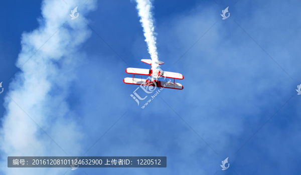 紅色和白色的雙翼飛機(jī)在空中做特技表演