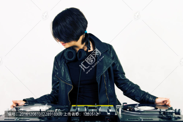在轉(zhuǎn)盤的女DJ