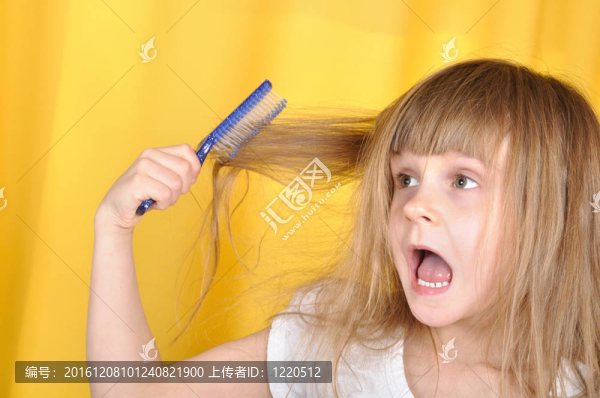 孩子梳頭發(fā)有問(wèn)題