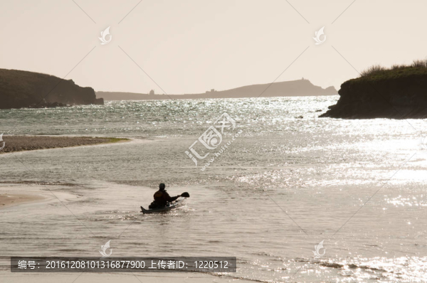 在海canoist在波思沙灘