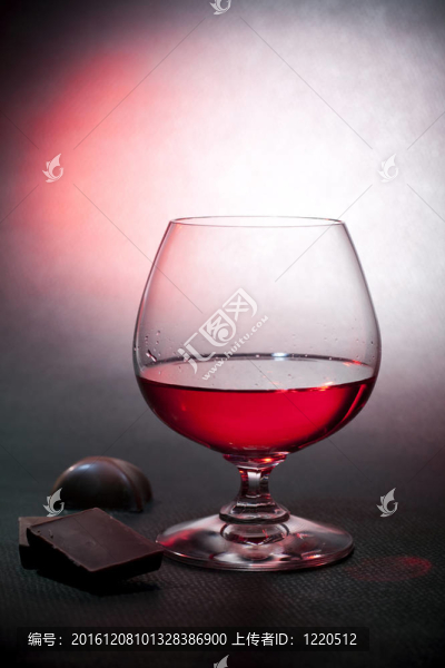 高檔紅酒和牛奶巧克力
