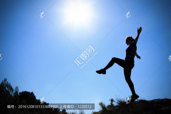 年輕女子在陽光下行走
