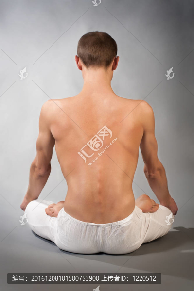 年輕人的瑜伽姿勢