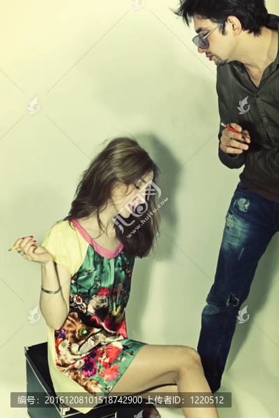 戴著香煙的年輕女孩戴著墨鏡