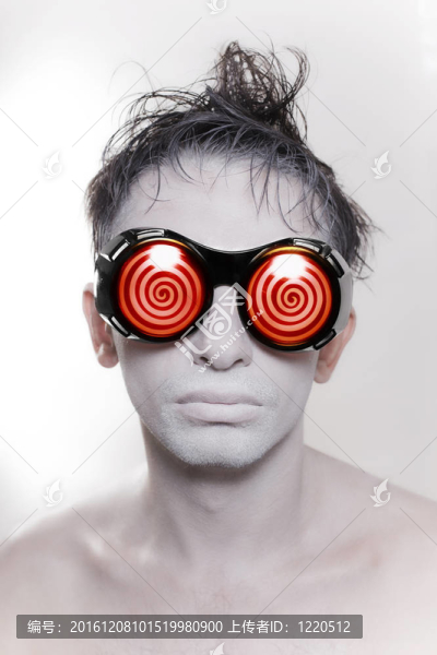在陌生的redglasses白皮膚的年輕人