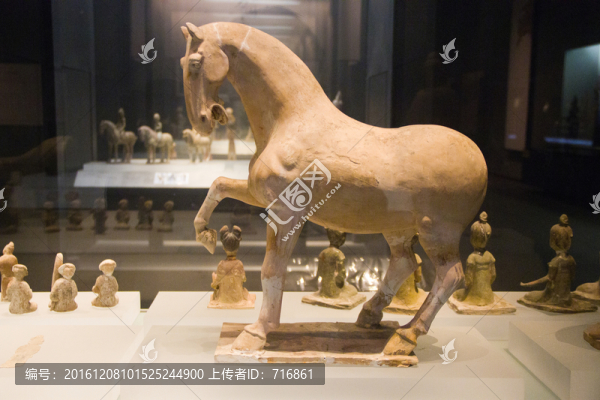 白陶舞馬