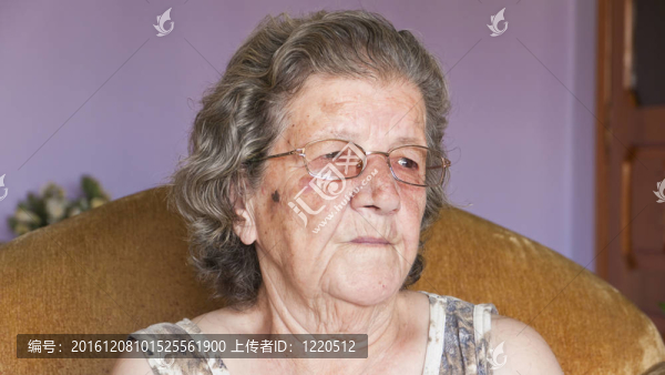 大媽媽很老的女人看右家