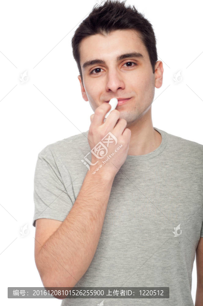 應(yīng)用唇膏的年輕人