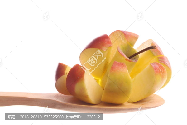 用勺子把蘋果切開(kāi)