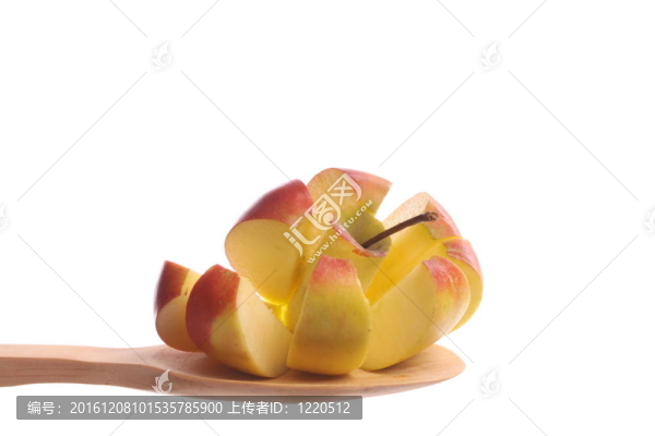 用勺子把蘋(píng)果切開(kāi)