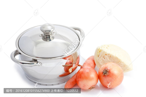 不銹鋼鍋和白色蔬菜隔離