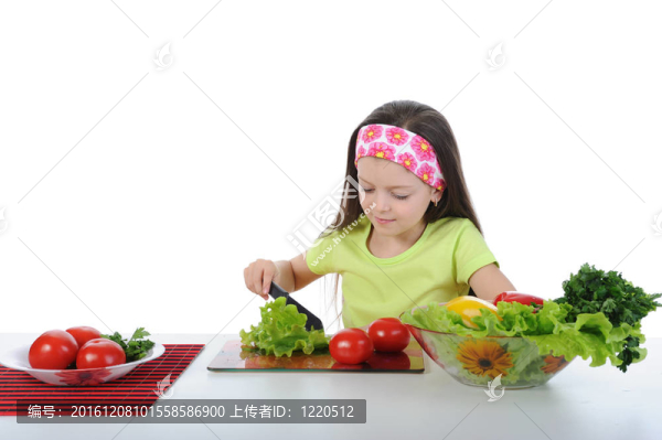 小女孩在桌子上切沙拉