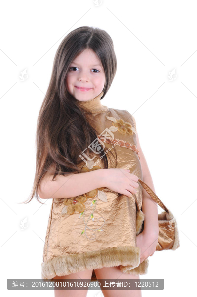 穿著金色連衣裙的小女孩