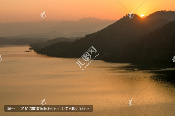 夕陽河流