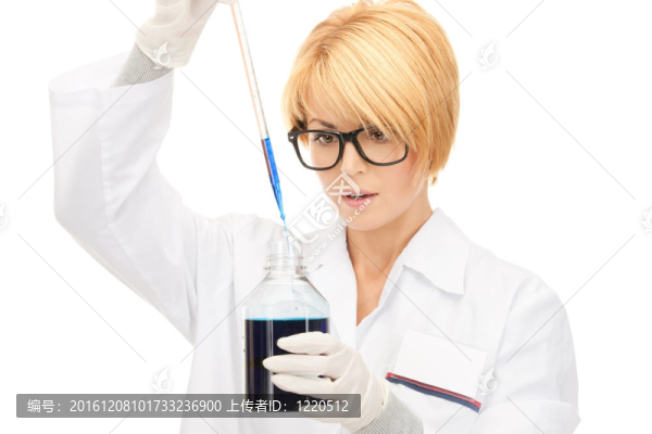 實(shí)驗(yàn)室工人舉起試管