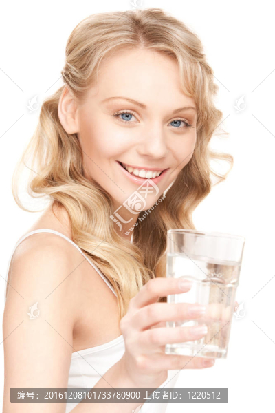 美麗女人帶著一杯水