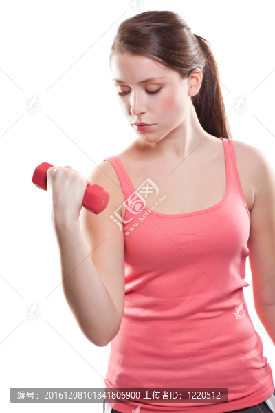 美麗的女人用啞鈴運動